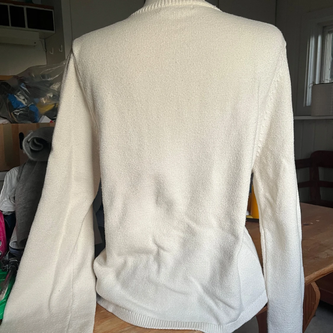 Vit kofta med knapp i halsen - 1