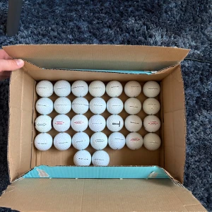 30 st Titleist golfbollar med 14 st pro v1 i A klass - Anledningen till att golfbollarna till höger ser mörkare ut är för att dem är i skuggan. Alla bollar är tvättade och skinande rena. Har man frågor är det bara att skriva jag har ett stort utbud av golfbollar i väldigt många märken och modeller ⛳️