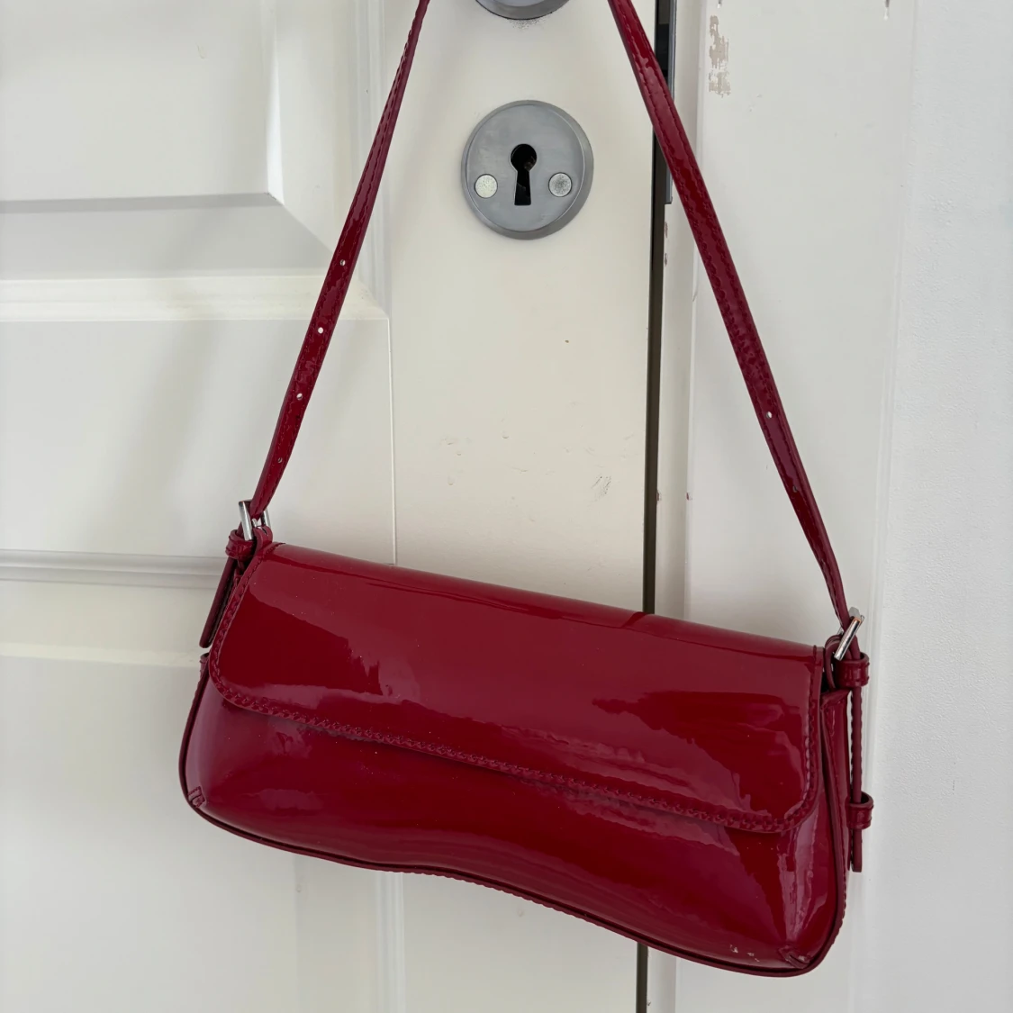 Röd lackad axelväska i retrostil