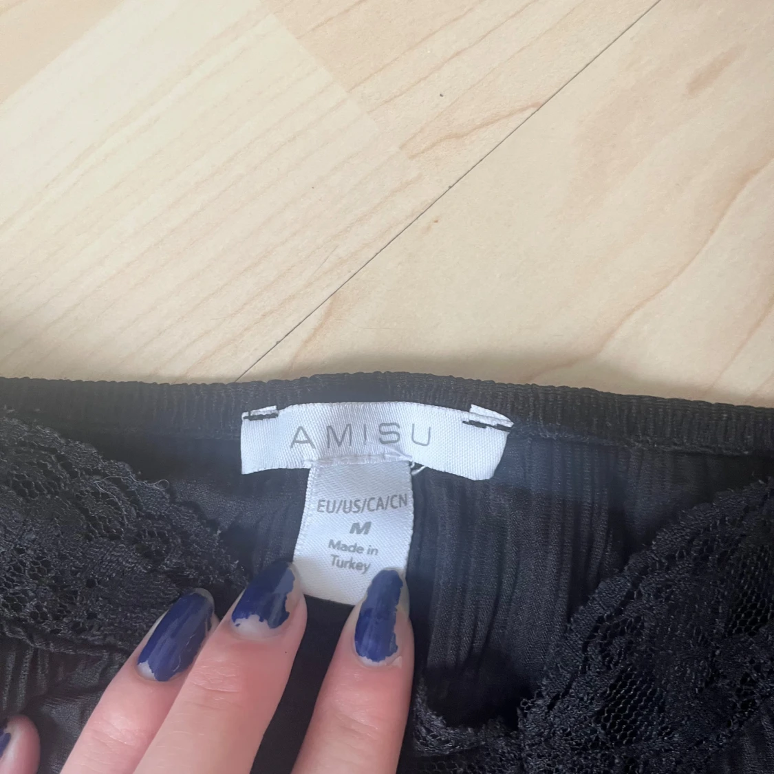 Svart spets plisserad linnetopp från Amisu - 2