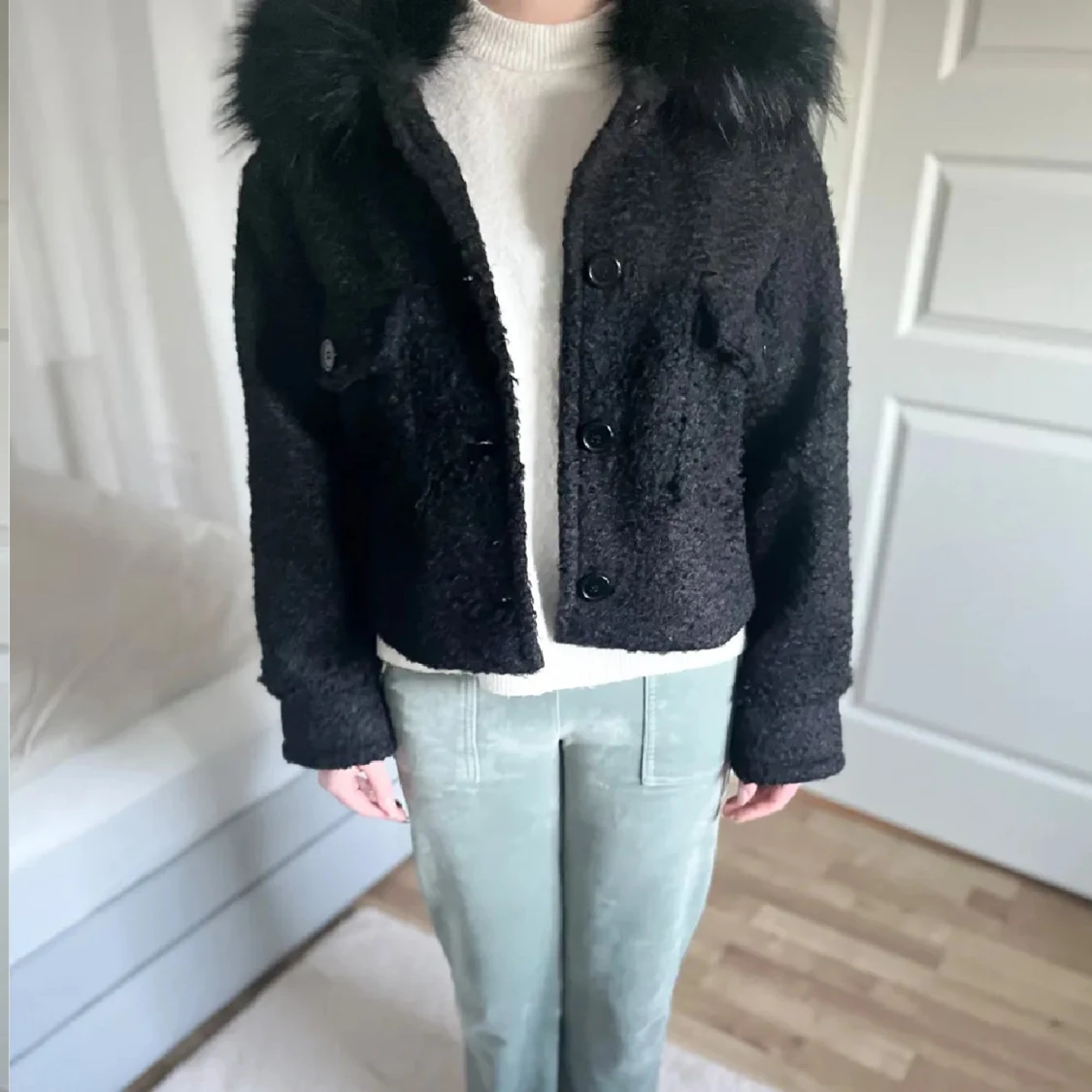 Svart jacka med pälskrage från Chelsea  - 1