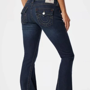 True Religion jeans low rise flare (uppsydda)  - True Religion jeans, uppsydda och insydda hos skräddare. Innerbenslängd ca 72 cm midjemått ca 32 cm 