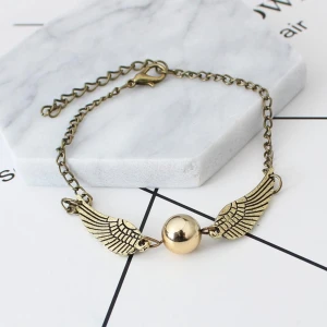 Harry Potter Armband  - Jätte fint Harry Potter armband med rörliga berlocker. (97)