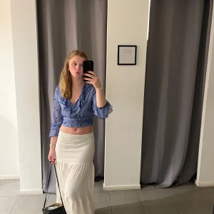 Blå blus  - Blå blus från Zara. Använd en gång så i fint skick. Säljer då den inte kommer till användning. Hör av dig vid frågor, pris går att diskutera 🥰