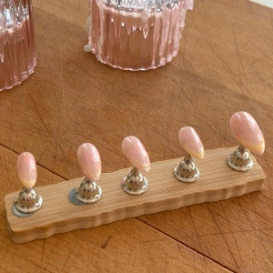 Lemonade Bloom🌼 - ✨ Handgjorda press-on naglar ✨ Stilren design med soft rosa bas, mjuk gul fransk tipp och små blommor på utvalda naglar – perfekt för en fräsch och somrig look! 🌸☀️ Du får 10 naglar + lim, fil och nagelbandsfixare. Unika och gjorda med kärlek 💗