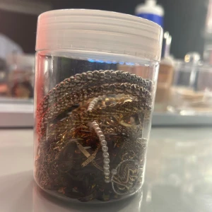 Mystery jewelry jar - Säljer denna burken men massa olika smycken i både guld och silver, inner hållar allt från ringa, armband, halsband och fotlänkar. Jag har förövrigt inte använt några av örhängena då jag inte har hål i öronen och värdet är runt 500kr. Man kan kontakta mig och så kan man så veta vad den väger eller om man vill ha fler bilder.                                                       Skulle uppskatta om man går in och kikar på mina andra annonser då de skulle hjälpa mig jättemycket💕