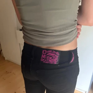 Cheap monday jeans - Så snygga lågmidjade jeans från Cheap monday, köpta på weekday🤍 Storlek 24/32 i booty bei modellen (bootcut)