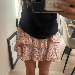 Söt sommarkjol - Söt kjol från Zara i fint skick, köpt för ca 3 år sen men nästan aldrig använd därav de fina skicket!🩷inbyggda shorts under kjolen, kan tänka mig att sänka priset!😍
