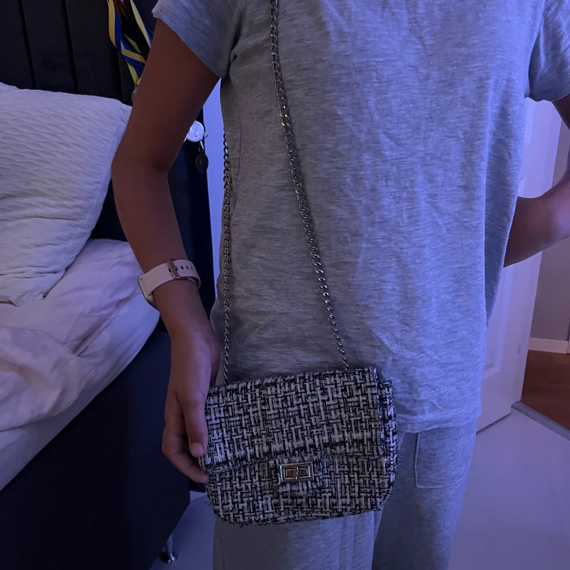 Svartvit axelväska med kedja🤍 - 1