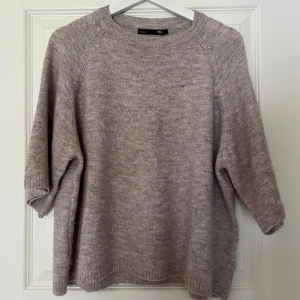 Stickad T-shirt - Knappt använd stickad tröja från laget 157