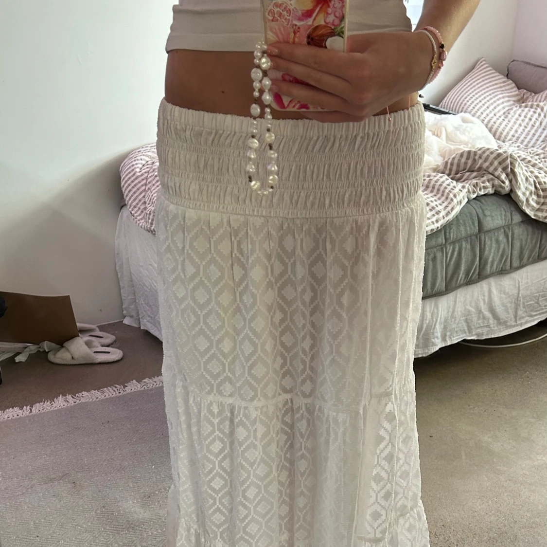 Vit långkjol med mönstrad spets - 1