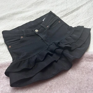 Svart volangkjol  - Supersöt svart kortkjol som jag sytt om från ett par jeans🩵💙