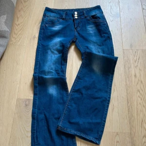 Lågmidjade jeans  - Så snygga lågmidjade jeans! Midjemått rakt över=38/39 cm men dom är stretchiga🙌