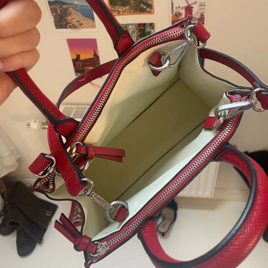 Röd handväska med axelrem - 2