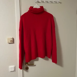 Röd polotröja i stickat från h&m - Säljer en röd polotröja från h&m i stickat material. Tröjan har en hög polokrage, lång ärm och en loose fit som ger en chill vibe. Perfekt för kalla dagar när du vill vara både varm och snygg. Enkel att matcha med jeans eller kjol.Katt finns i hemmet 