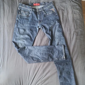 Replay Jeans 31/32 - Tja säljer mina Replay jeans då de är för små för mig Tvätten är riktigt skön och passform är Slim Men de är lite slitna vid märket som sitter vid fickan annars är de i 8/10 Skick Hör Av er om ni har funderingar PRISET GÅR ATT DISKUTERAS