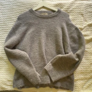 Grå stickad tröja från Gina Tricot - Grå stickad tröja från Gina Tricot i storlek S. Använd 3 ggr så är i väldigt fint skick! 