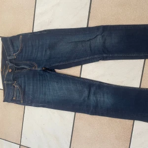 Nudie jeans slim fit - Säljer nu dessa sjukt snygga nudie jeans i strl 27/30. Nypris 1200kr säljer själv för 150kr. Skriv ifall ni har frågor.
