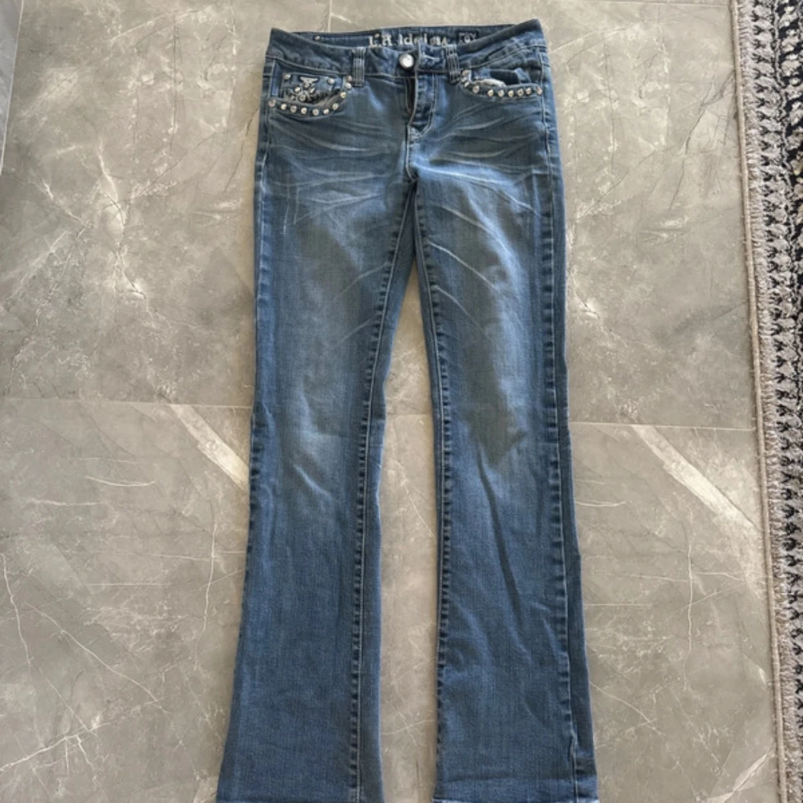 Blå jeans med pärldetaljer från LA Idol - 1