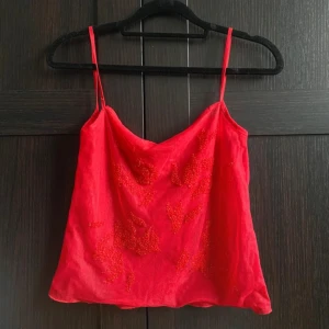 Meshtopp med pärlor - Snygg röd linnetopp i mesh med tunna axelband och pärlbroderade detaljer