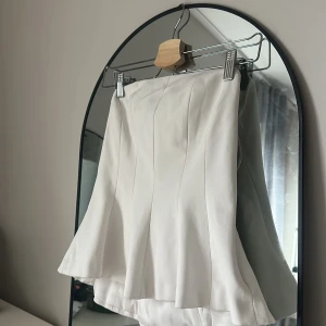 Vit topp med dragkedja  - Supersnygg vit topp med utsvängning. Säljer då den inte kommer till användning så ofta. Bild 4 ser man att jag använt tejp och det är inget som går att på kort mer men fortfarande inget som påverkar användningen på toppen. Jag har klippt bort ett par band som gjort så att man kan hänga upp toppen på galgar men inte heller där något som påverkar användningen. Storlek M💕 vid frågor hör av dig!!