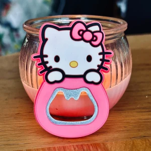 Söt rosa kapsylöppnare med Hello Kitty-motiv! - Söt rosa kapsylöppnare med Hello Kitty-motiv & magnet på baksidan. Höjd: 7 cm. Oanvänd.