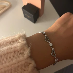 Silverarmband med hjärtan och stenar - Superfint armband i silverfärg med öppna hjärtan och gnistrande stenar. Enkel att matcha med andra smycken och passar till alla tillfällen. Så fint!!💗💗