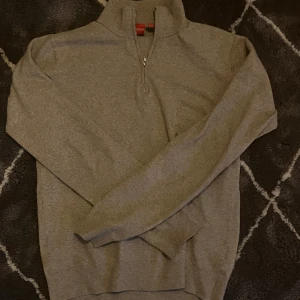 Beige half zip tröja från RYVLS - Säljer en stilren biegelångärmad tröja från RYVLS med half zip och hög krage. Perfekt för lager-på-lager och chill dagar. Tröjan är i mjukt material och har ribbade muddar vid ärmslut och nederkant. Enkel att matcha med jeans eller joggers.