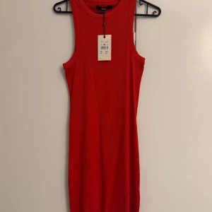 Röd ribbad klänning från Bik Bok -  röd ribbad klänning från Bik Bok i bomullsmix med stretch. Ärmlös modell med rund halsringning och tight passform som framhäver siluetten. 