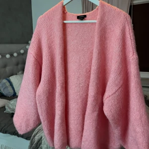 Rosa stickad kofta från Lindex - Intressekoll på den populära slutsålda koftan från Lindex i en fin rosa färg 🥰. Storlek M/L vilket passar perfekt för någon som bär S/M i vanliga fall skulle jag säga ❣️ pris kan såklart diskuteras