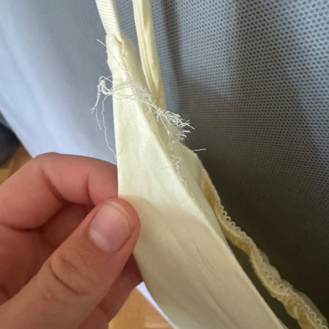 Ljusgul långklänning med öppen rygg - 2