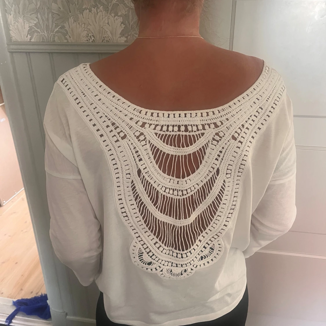 Rodebjer - Vit blus med broderad rygg 