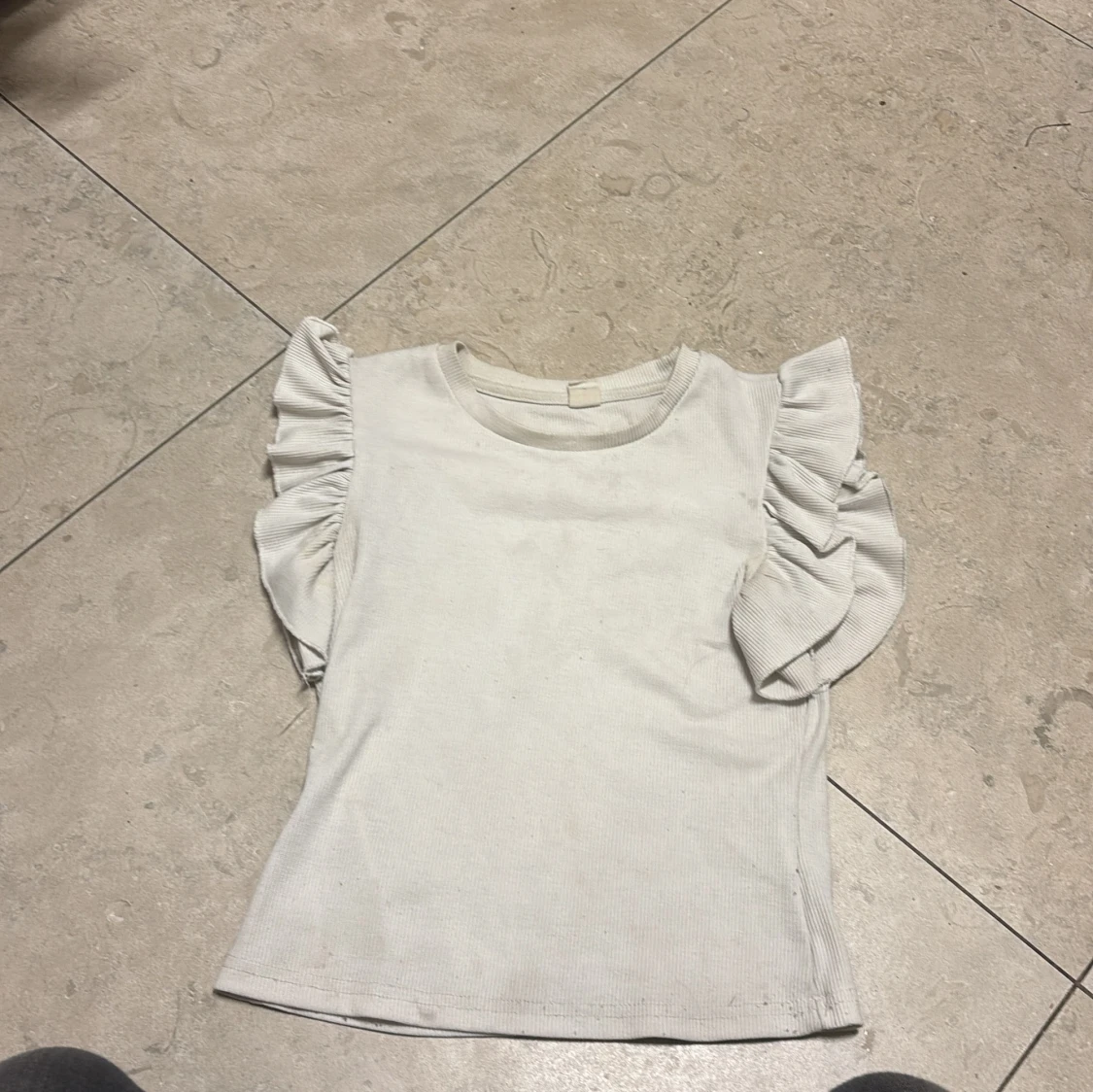 Vit ribbad topp med volangärm Shein