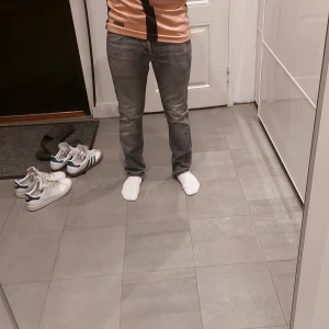 Grå jeans med straight fit - Säljer ett par grå jeans med klassisk straight fit och normal passform. Jeansen har fem fickor och dragkedja i gylfen. Perfekta för dig som gillar en enkel och stilren look. Jack jones. Går att diskutera pris. Använda 5-10 gånger.