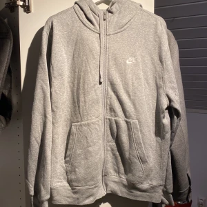 Nike Zip hoodie - Använd cirka 5 gånger, Vill få bort snabbt pris kan diskuteras. Ord-:430kr