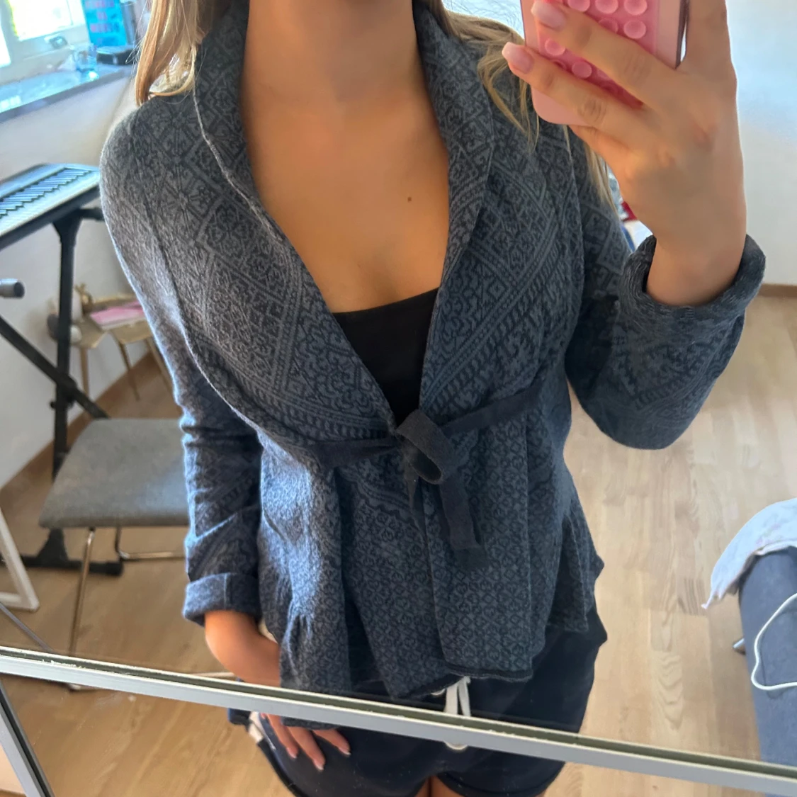 Mörkblå stickad cardigan från odd Molly