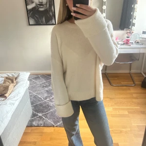 Oversized vit stickad tröja - Jätte fin stickad tröja från &other stories. 60% Ull, 27% Polyamid, 10% Mohair. I storlek L men skulle säga att den passar S med💕