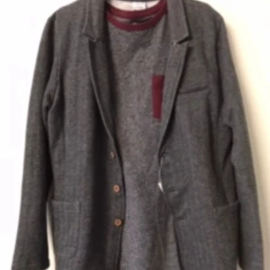 Klädpaket 146-158  - 13 plagg alla i storlek 146/158. Snygg grå kavaj, 2 par byxor, 8 långärmade tröjor, 2 kortärmade tröjor. Allt för 230:-