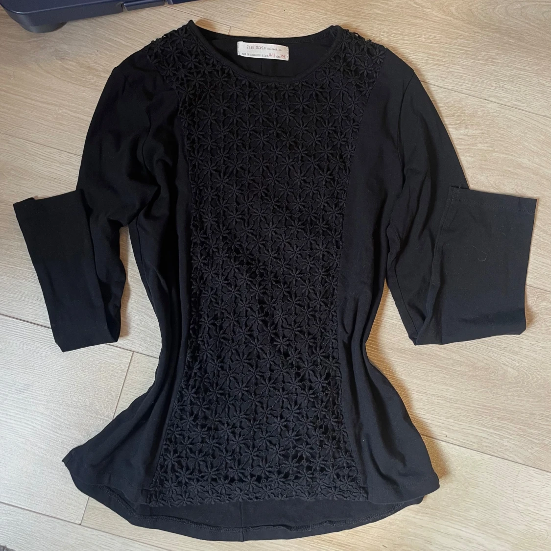 Svart blus med broderad front - 1