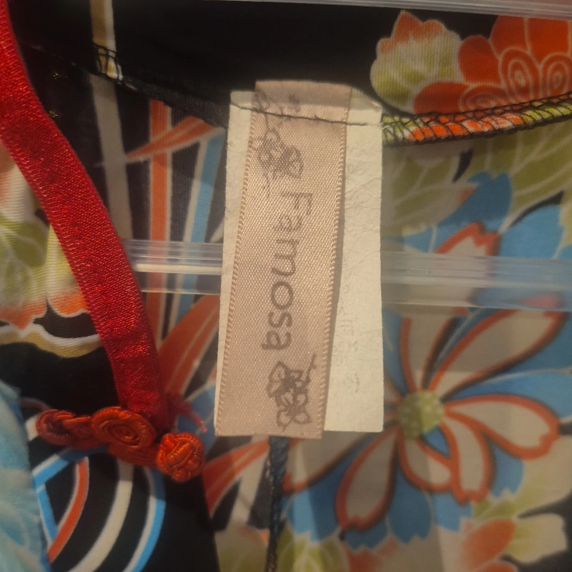 Blommig blus från Famosa i svart - 1