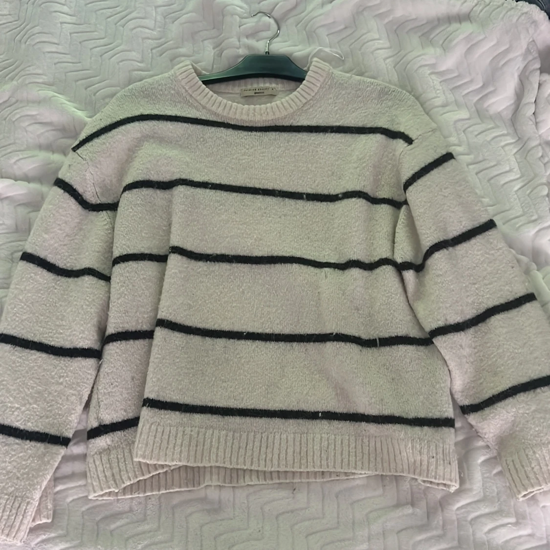 Randig stickad tröja från Gina Tricot