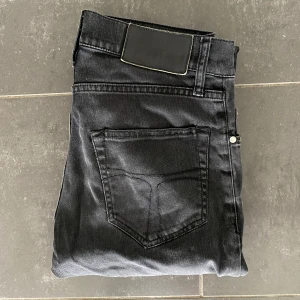 Tiger of Sweden Jeans - Snygga svarta jeans från Tiger Of Sweden i modellen Pistolero. Klassisk femficksdesign, raka ben och normal passform. Jeansen är tillverkade i ett mjukt bomullstyg med lite stretch för extra komfort. Perfekta till sneakers eller boots.