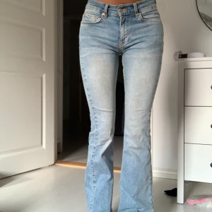  bootcut jeans ljusblå -  bootcut jeans ljusblå. Jeansen har ett ett grönt streck vid låren och säljs därför billigt nypris 500