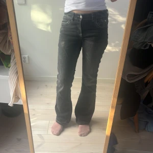 Gråa bootcut jeans - Snygga gråa jeans från Gina Tricot med kontrastsömmar och bootcut-ben. Dom är knappt använda. Jeansen är i storlek 170 cm men passar dig med storlek S. Hör av er för föer bilder🤗❣️