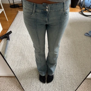 Bershka jeans - Säljer dessa populära jeansen från bershka med söm i fram. De är lågmidjade och utsvängda. Storlek 38 men passar mig som vanligtvis har 36💕