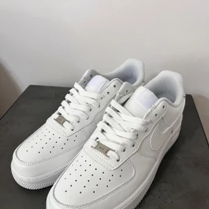 Air Force 1 size 41  - Säljer en par av klassiska Nike Air Force 1 sneakers i helvitt storlek 41