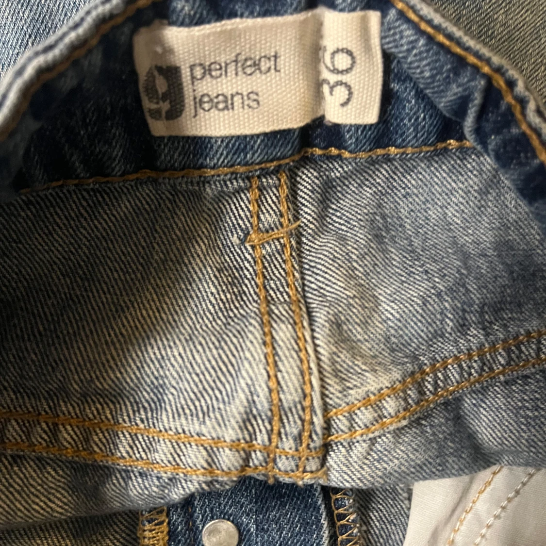 Blå slitna jeansshorts med knappar - 4