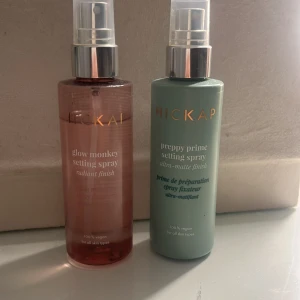 Hickap setting sprays duo - Två setting sprays från Hickap! Ungefär lika mycket i båda och hur mycket det är kvar ser du på den rosa flaskan. Skulle säga att det är väldigt mycket kvar. 💚🩷