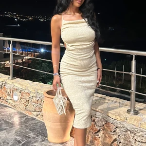 Champagnefärgad glittrig midiklänning - Så snygg klänning endast använd en gång! Öppen i ryggen