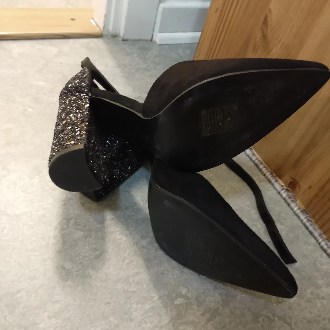 Svarta pumps med glittrig klack - 1